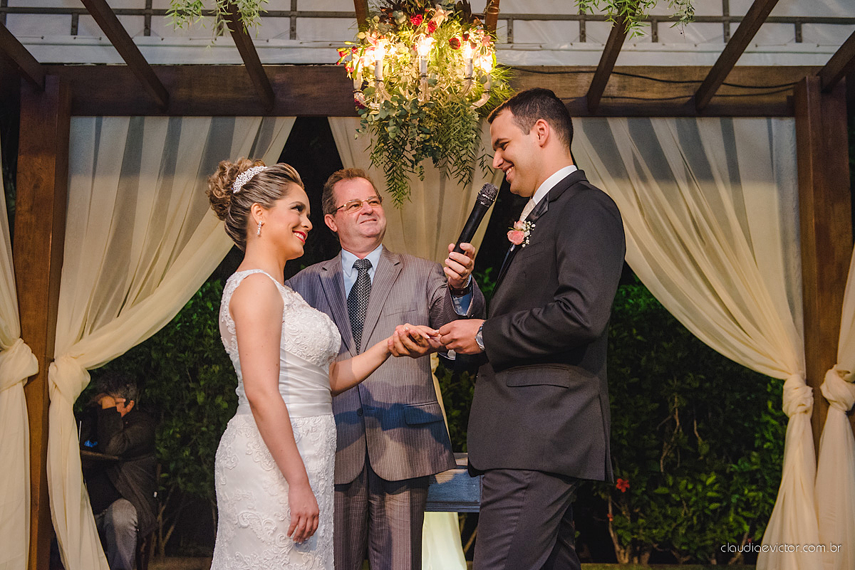 Lindo casamento realizado na serra por fotógrafos de casamento de vila velha fotógrafos de casamento de Vitória fotógrafos de casamento de Serra Espirito Santo ES com noivo e noiva e vestido de noiva e paisagem com por do sol
