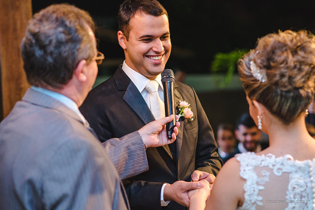 Lindo casamento realizado na serra por fotógrafos de casamento de vila velha fotógrafos de casamento de Vitória fotógrafos de casamento de Serra Espirito Santo ES com noivo e noiva e vestido de noiva e paisagem com por do sol