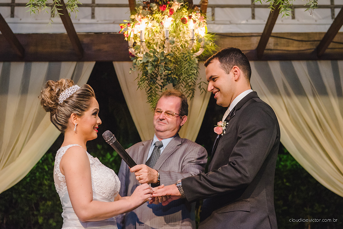 Lindo casamento realizado na serra por fotógrafos de casamento de vila velha fotógrafos de casamento de Vitória fotógrafos de casamento de Serra Espirito Santo ES com noivo e noiva e vestido de noiva e paisagem com por do sol