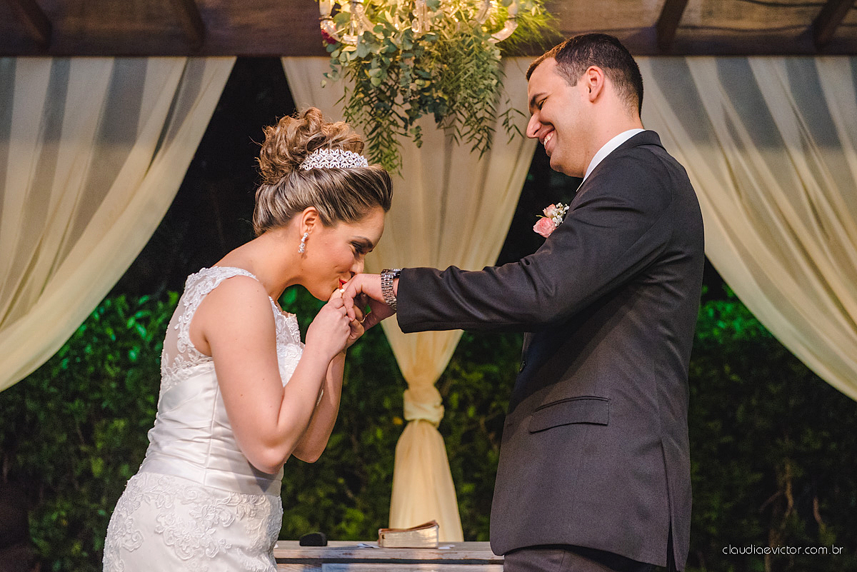 Lindo casamento realizado na serra por fotógrafos de casamento de vila velha fotógrafos de casamento de Vitória fotógrafos de casamento de Serra Espirito Santo ES com noivo e noiva e vestido de noiva e paisagem com por do sol
