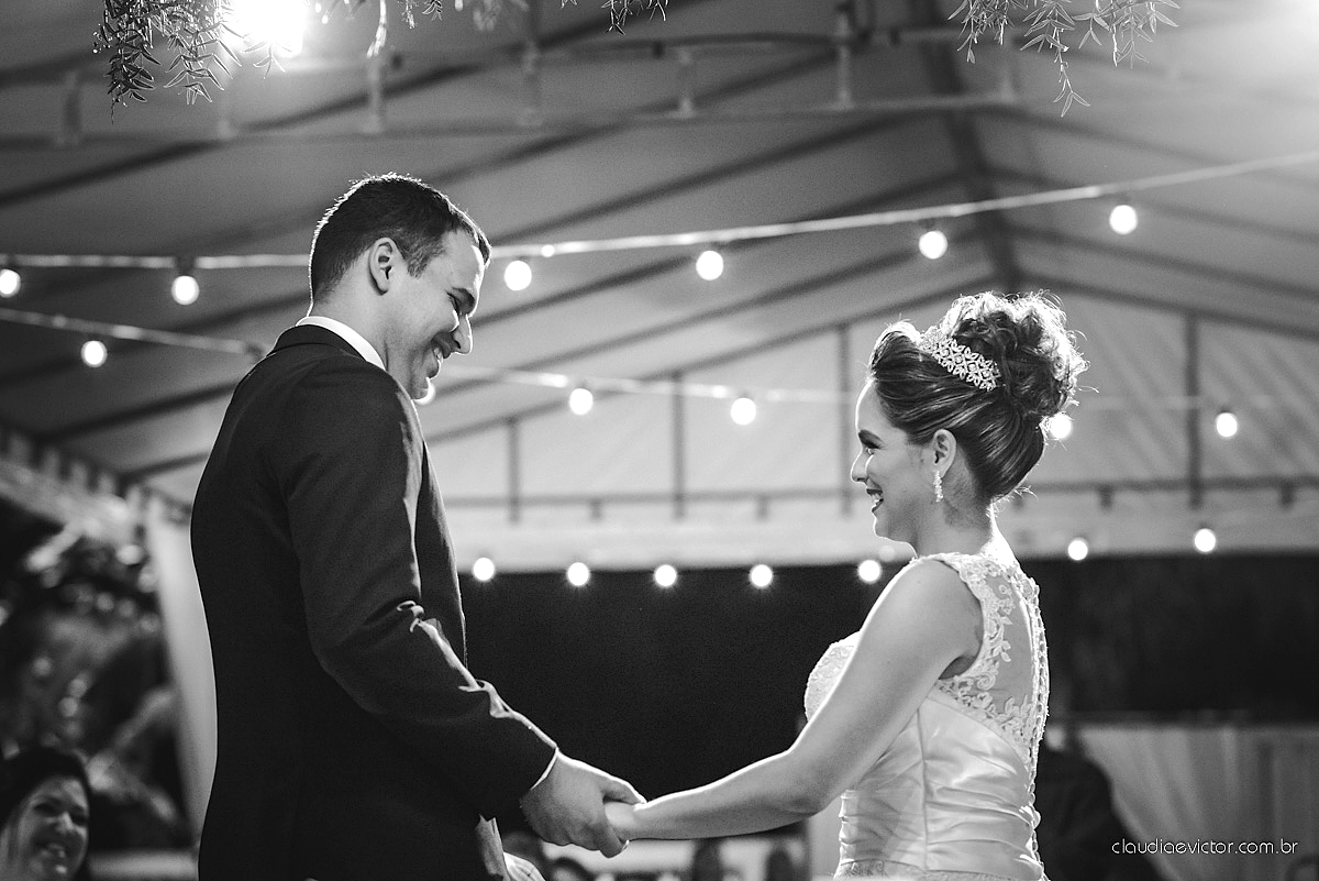 Lindo casamento realizado na serra por fotógrafos de casamento de vila velha fotógrafos de casamento de Vitória fotógrafos de casamento de Serra Espirito Santo ES com noivo e noiva e vestido de noiva e paisagem com por do sol