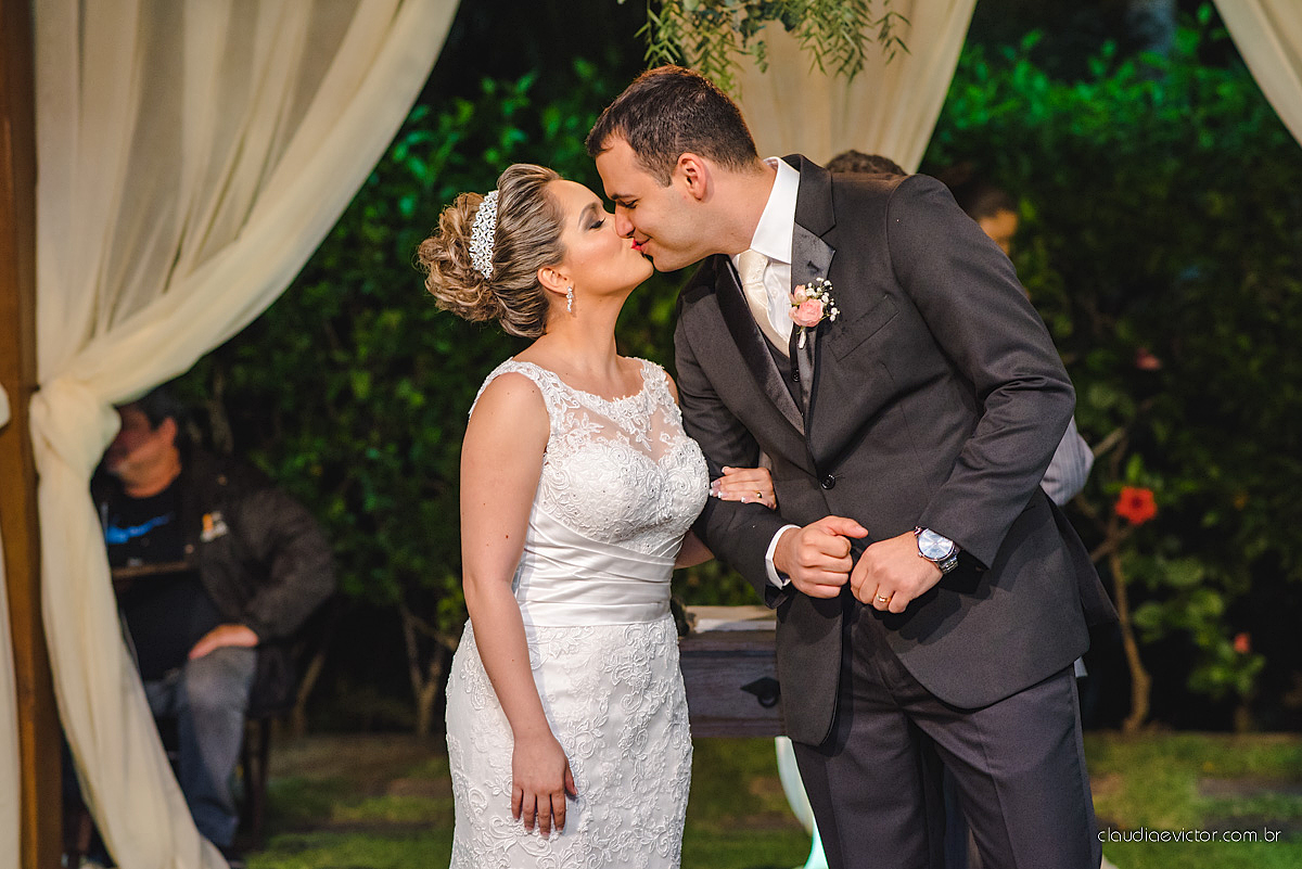 Lindo casamento realizado na serra por fotógrafos de casamento de vila velha fotógrafos de casamento de Vitória fotógrafos de casamento de Serra Espirito Santo ES com noivo e noiva e vestido de noiva e paisagem com por do sol