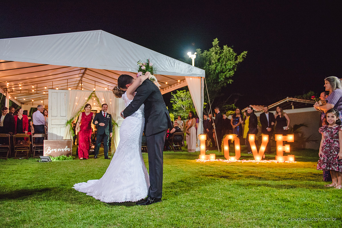 Lindo casamento realizado na serra por fotógrafos de casamento de vila velha fotógrafos de casamento de Vitória fotógrafos de casamento de Serra Espirito Santo ES com noivo e noiva e vestido de noiva e paisagem com por do sol