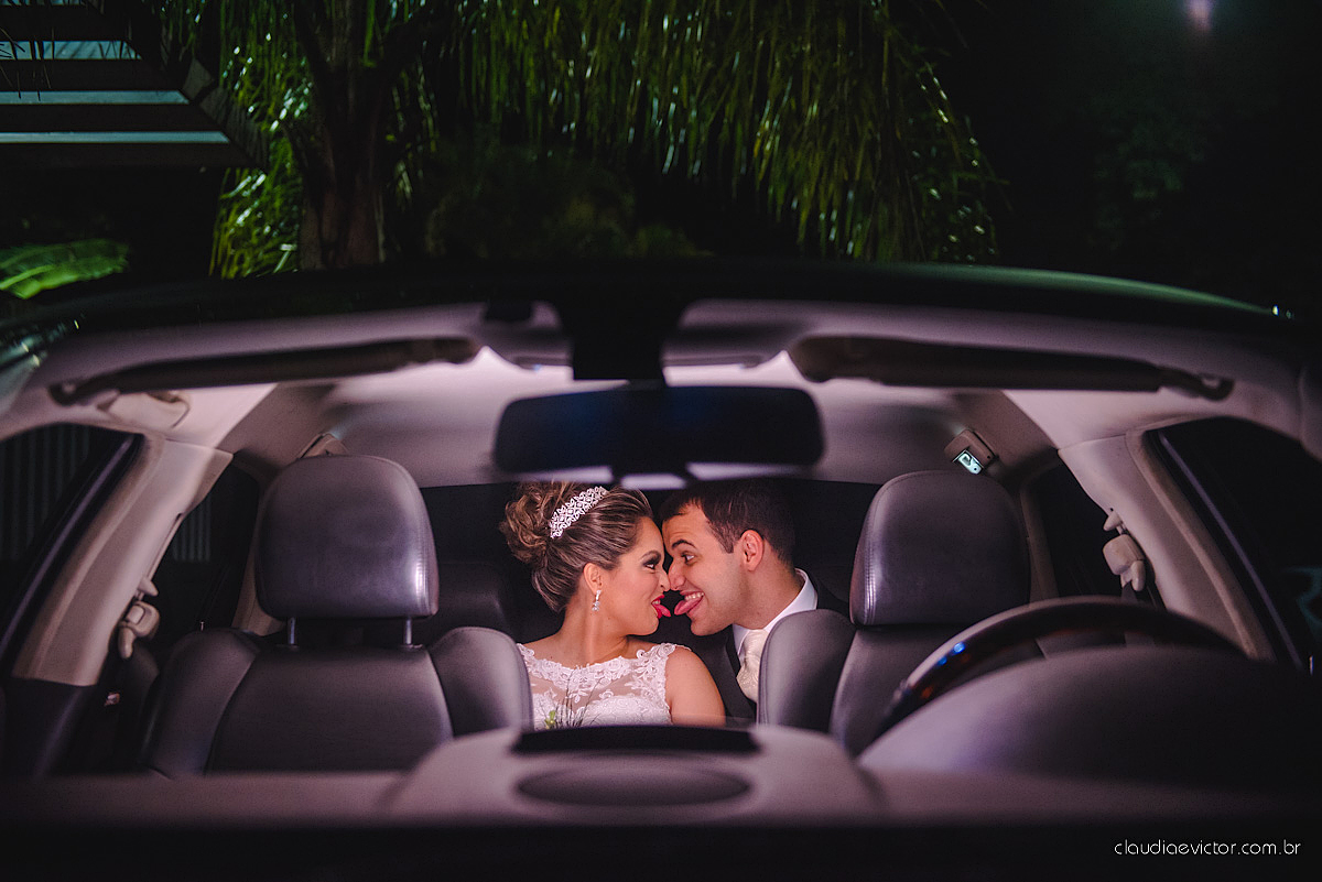Lindo casamento realizado na serra por fotógrafos de casamento de vila velha fotógrafos de casamento de Vitória fotógrafos de casamento de Serra Espirito Santo ES com noivo e noiva e vestido de noiva e paisagem com por do sol