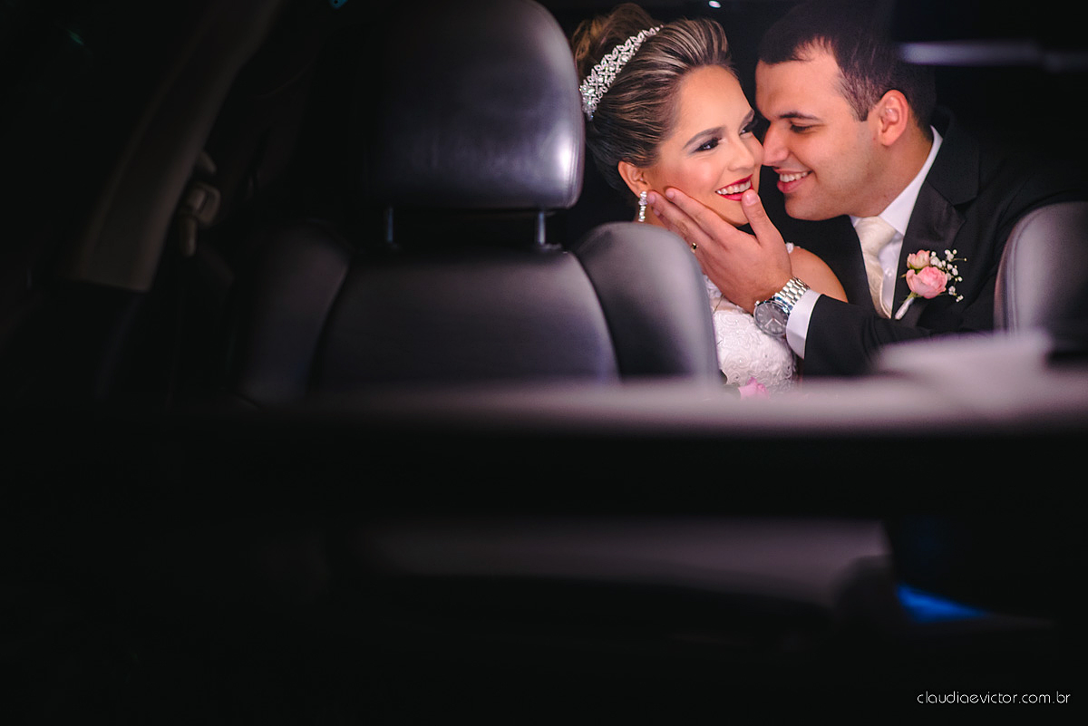 Lindo casamento realizado na serra por fotógrafos de casamento de vila velha fotógrafos de casamento de Vitória fotógrafos de casamento de Serra Espirito Santo ES com noivo e noiva e vestido de noiva e paisagem com por do sol