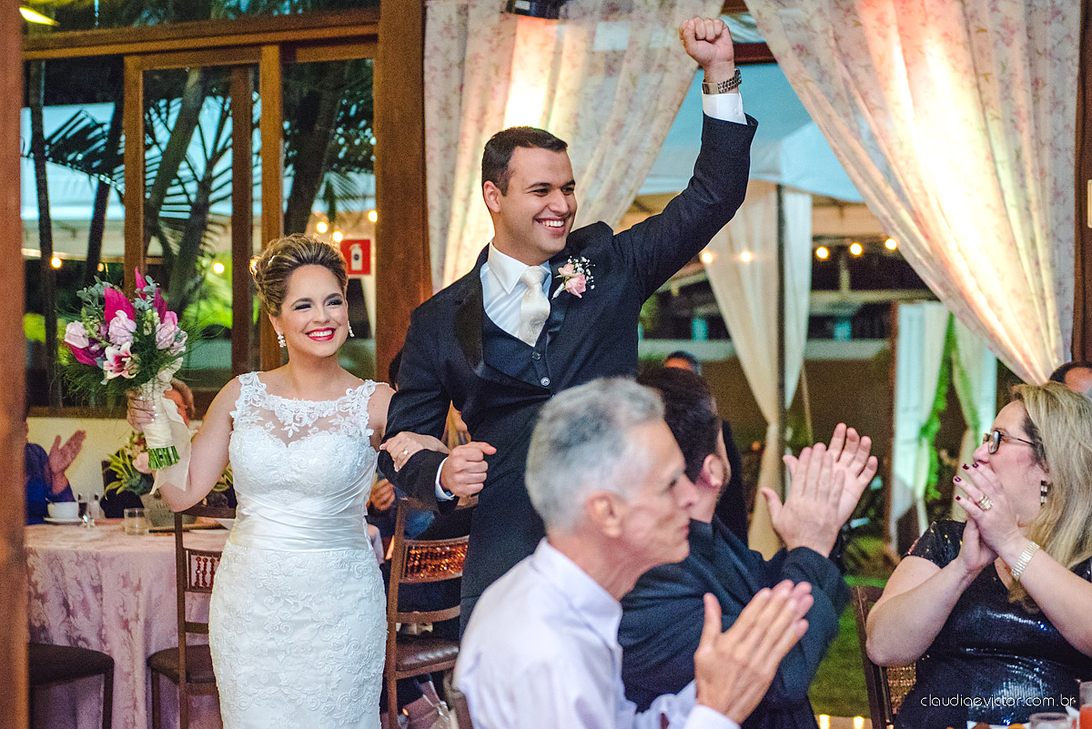 Lindo casamento realizado na serra por fotógrafos de casamento de vila velha fotógrafos de casamento de Vitória fotógrafos de casamento de Serra Espirito Santo ES com noivo e noiva e vestido de noiva e paisagem com por do sol