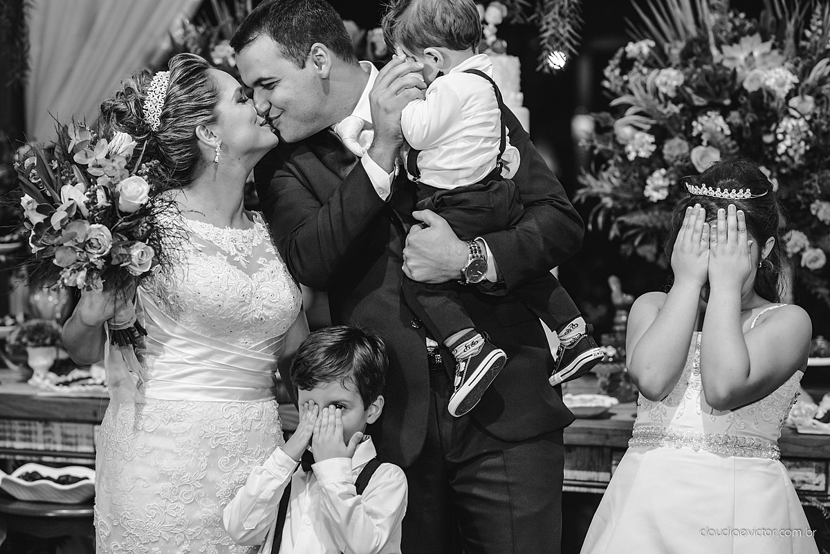 Lindo casamento realizado na serra por fotógrafos de casamento de vila velha fotógrafos de casamento de Vitória fotógrafos de casamento de Serra Espirito Santo ES com noivo e noiva e vestido de noiva e paisagem com por do sol