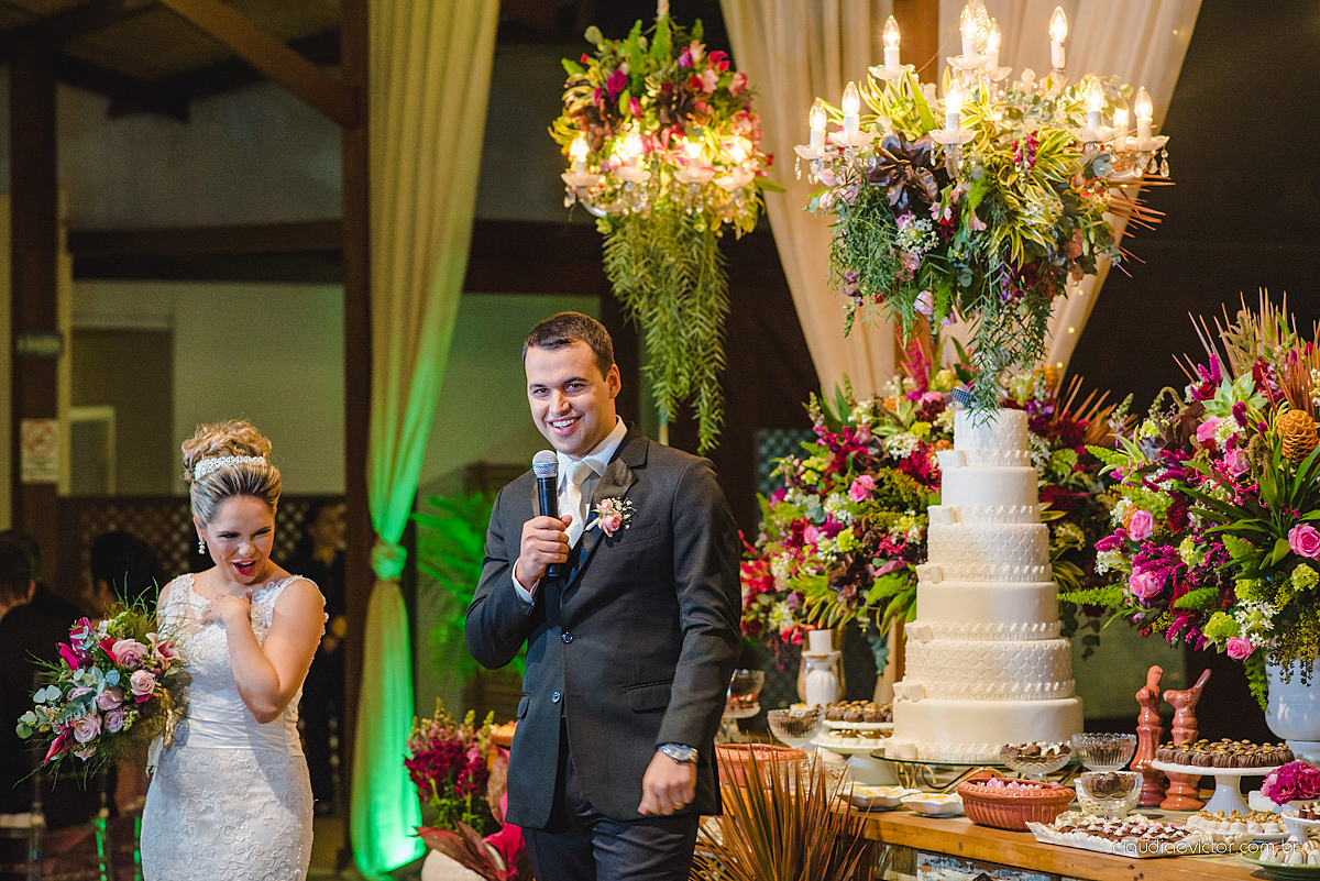 Lindo casamento realizado na serra por fotógrafos de casamento de vila velha fotógrafos de casamento de Vitória fotógrafos de casamento de Serra Espirito Santo ES com noivo e noiva e vestido de noiva e paisagem com por do sol