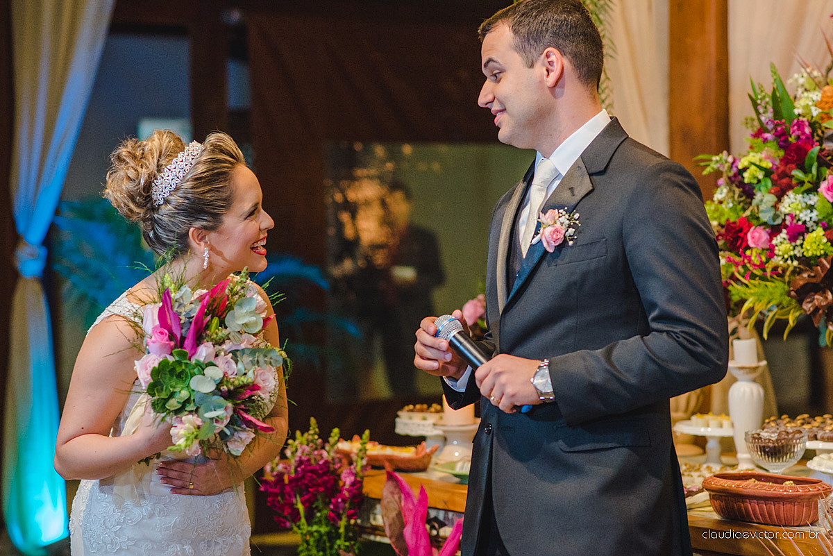 Lindo casamento realizado na serra por fotógrafos de casamento de vila velha fotógrafos de casamento de Vitória fotógrafos de casamento de Serra Espirito Santo ES com noivo e noiva e vestido de noiva e paisagem com por do sol