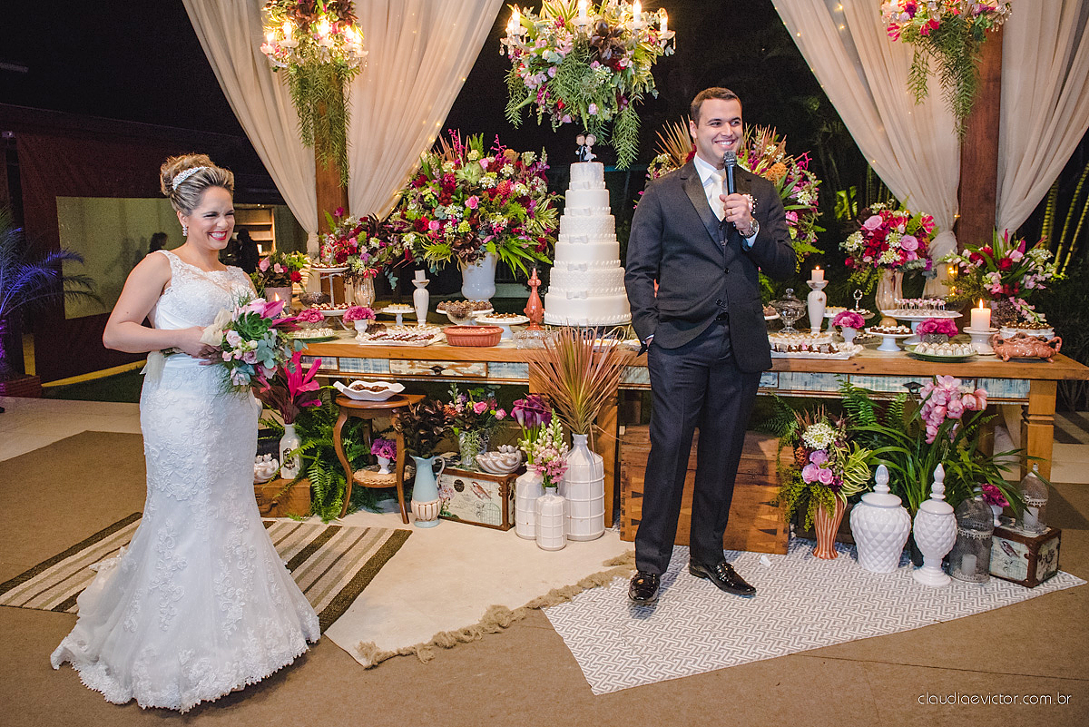 Lindo casamento realizado na serra por fotógrafos de casamento de vila velha fotógrafos de casamento de Vitória fotógrafos de casamento de Serra Espirito Santo ES com noivo e noiva e vestido de noiva e paisagem com por do sol