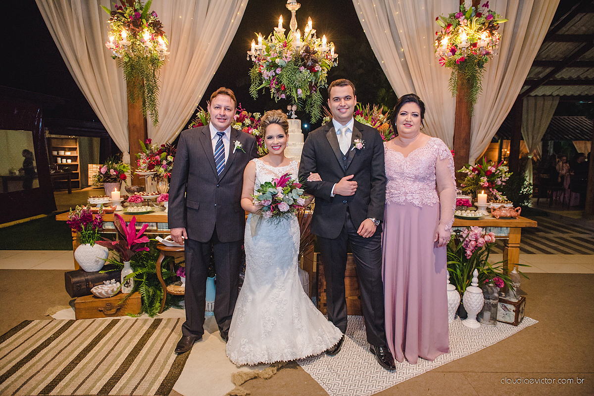 Lindo casamento realizado na serra por fotógrafos de casamento de vila velha fotógrafos de casamento de Vitória fotógrafos de casamento de Serra Espirito Santo ES com noivo e noiva e vestido de noiva e paisagem com por do sol