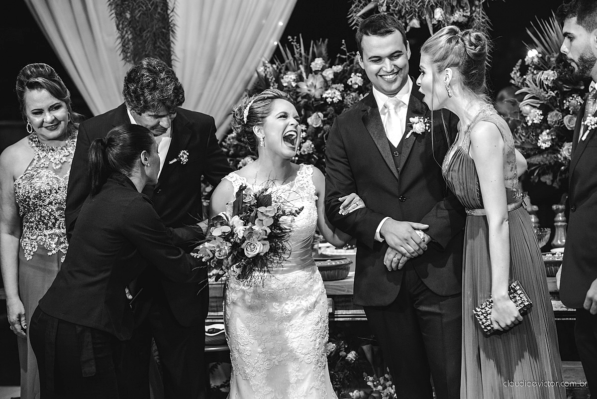 Lindo casamento realizado na serra por fotógrafos de casamento de vila velha fotógrafos de casamento de Vitória fotógrafos de casamento de Serra Espirito Santo ES com noivo e noiva e vestido de noiva e paisagem com por do sol