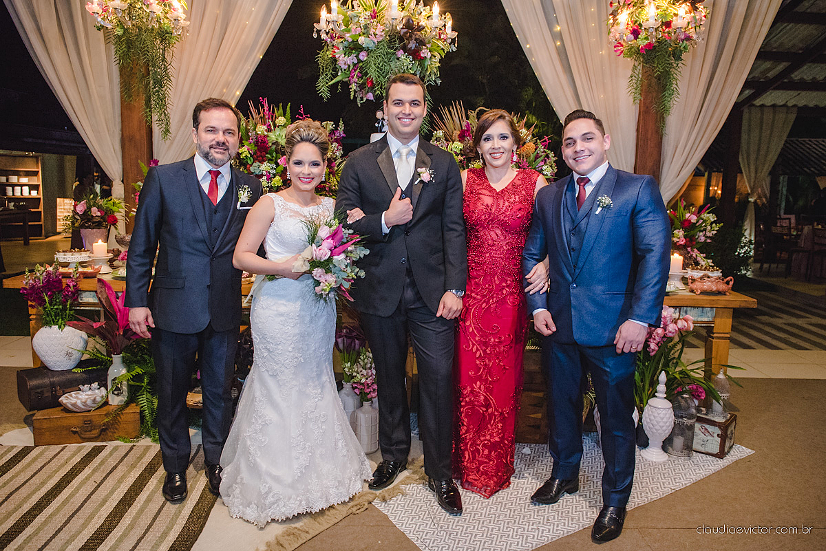 Lindo casamento realizado na serra por fotógrafos de casamento de vila velha fotógrafos de casamento de Vitória fotógrafos de casamento de Serra Espirito Santo ES com noivo e noiva e vestido de noiva e paisagem com por do sol