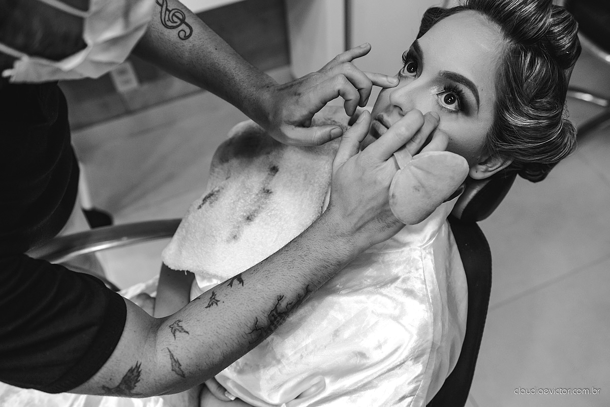 Lindo casamento realizado na serra por fotógrafos de casamento de vila velha fotógrafos de casamento de Vitória fotógrafos de casamento de Serra Espirito Santo ES com noivo e noiva e vestido de noiva e paisagem com por do sol