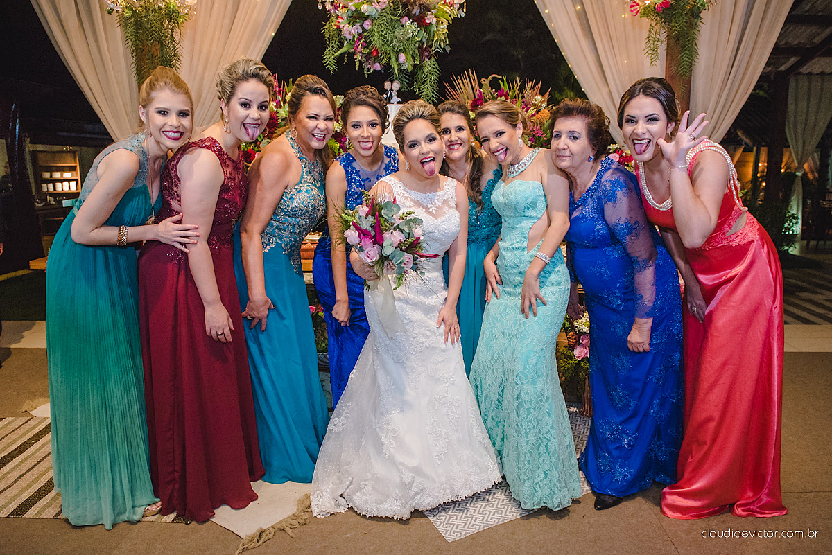 Lindo casamento realizado na serra por fotógrafos de casamento de vila velha fotógrafos de casamento de Vitória fotógrafos de casamento de Serra Espirito Santo ES com noivo e noiva e vestido de noiva e paisagem com por do sol