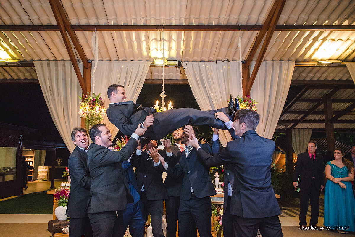 Lindo casamento realizado na serra por fotógrafos de casamento de vila velha fotógrafos de casamento de Vitória fotógrafos de casamento de Serra Espirito Santo ES com noivo e noiva e vestido de noiva e paisagem com por do sol