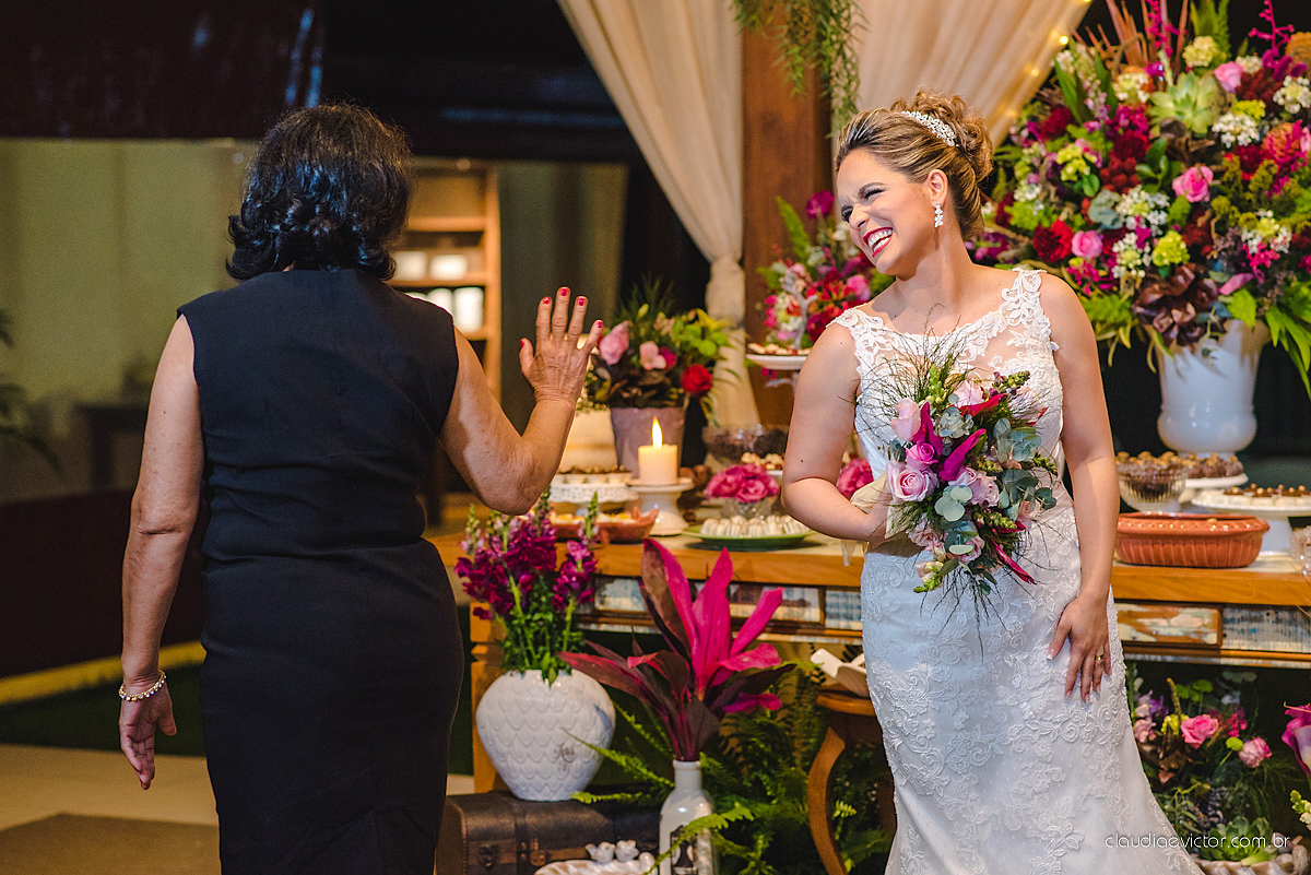 Lindo casamento realizado na serra por fotógrafos de casamento de vila velha fotógrafos de casamento de Vitória fotógrafos de casamento de Serra Espirito Santo ES com noivo e noiva e vestido de noiva e paisagem com por do sol