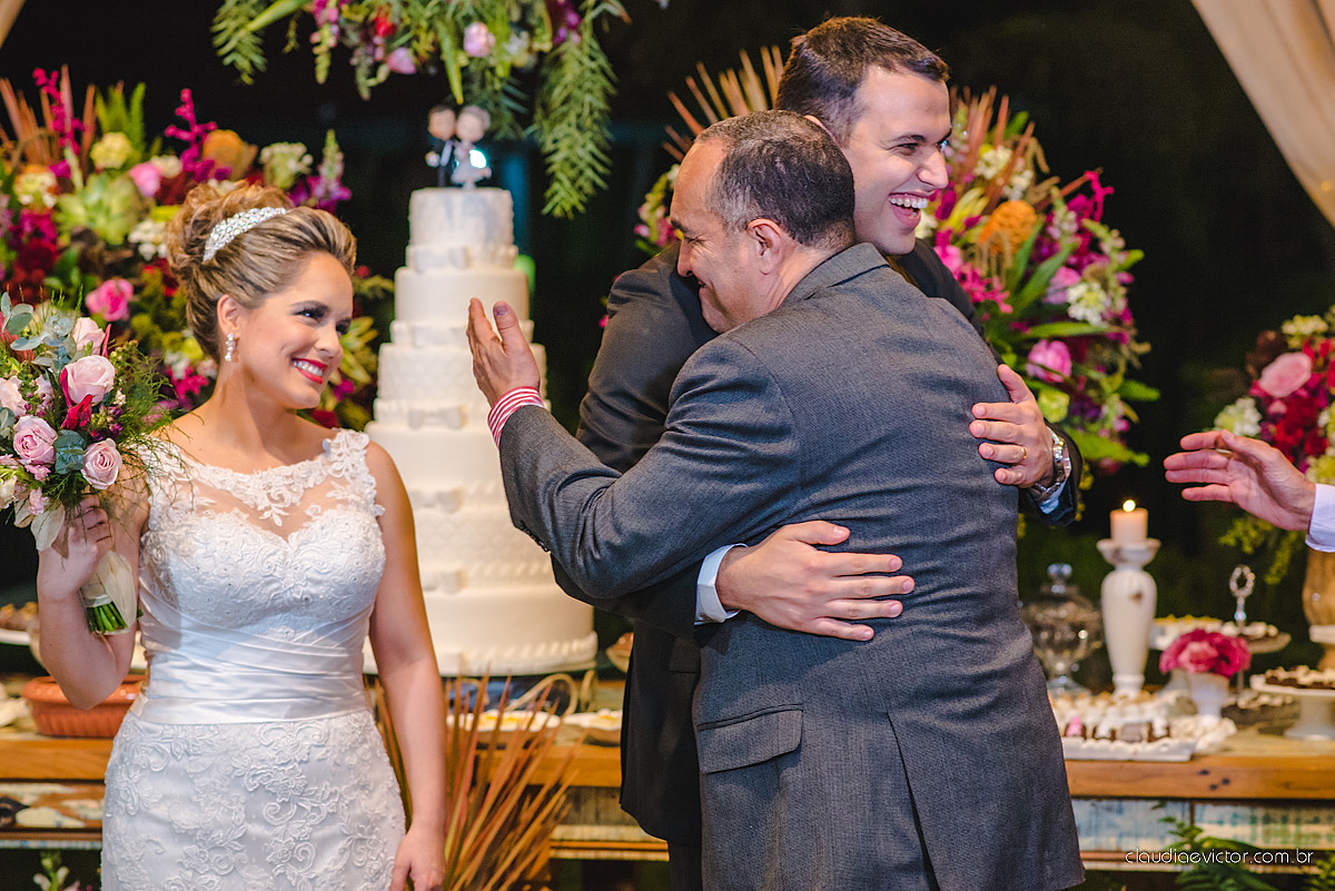 Lindo casamento realizado na serra por fotógrafos de casamento de vila velha fotógrafos de casamento de Vitória fotógrafos de casamento de Serra Espirito Santo ES com noivo e noiva e vestido de noiva e paisagem com por do sol