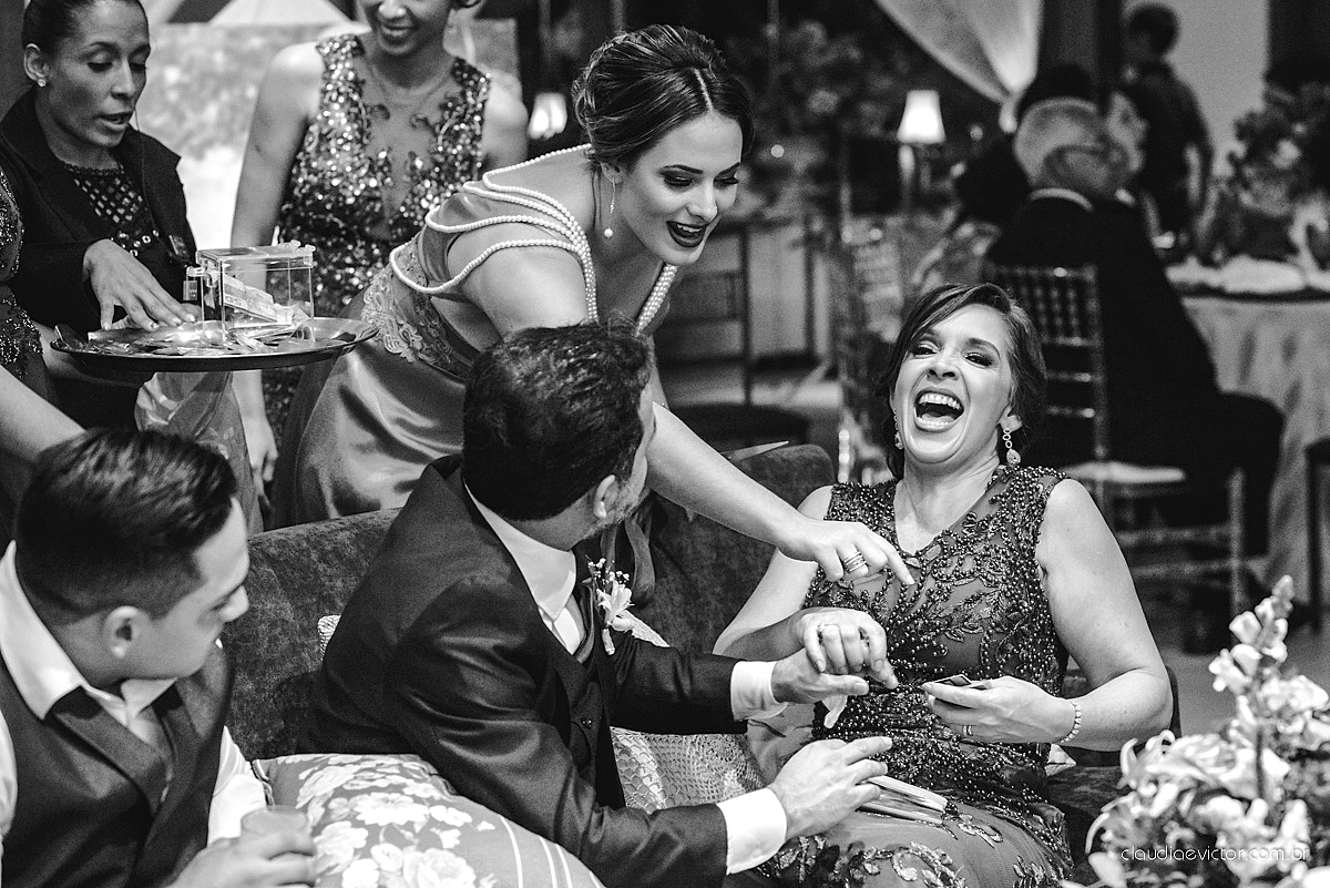 Lindo casamento realizado na serra por fotógrafos de casamento de vila velha fotógrafos de casamento de Vitória fotógrafos de casamento de Serra Espirito Santo ES com noivo e noiva e vestido de noiva e paisagem com por do sol