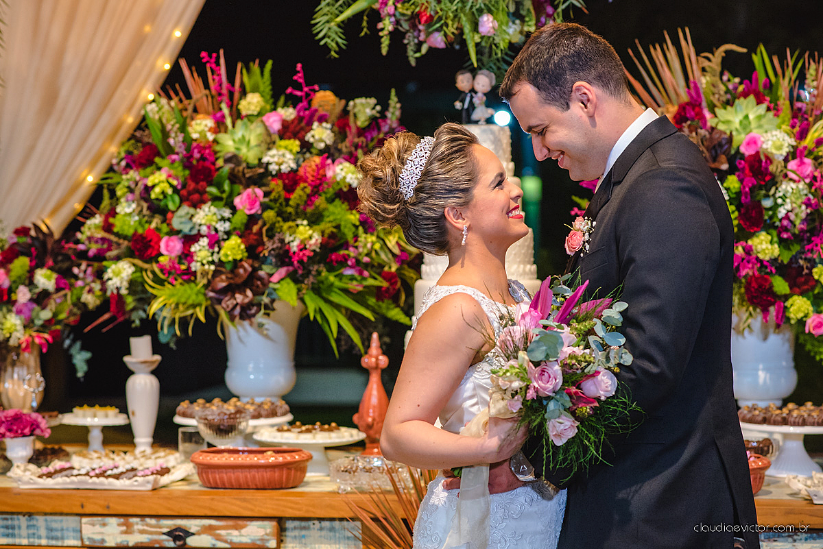Lindo casamento realizado na serra por fotógrafos de casamento de vila velha fotógrafos de casamento de Vitória fotógrafos de casamento de Serra Espirito Santo ES com noivo e noiva e vestido de noiva e paisagem com por do sol
