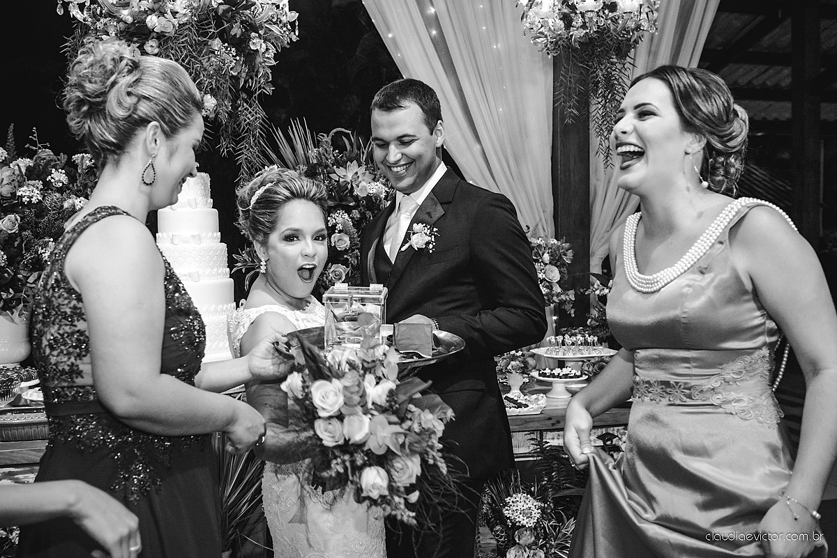 Lindo casamento realizado na serra por fotógrafos de casamento de vila velha fotógrafos de casamento de Vitória fotógrafos de casamento de Serra Espirito Santo ES com noivo e noiva e vestido de noiva e paisagem com por do sol