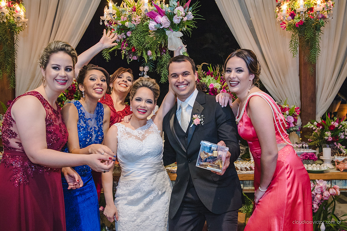 Lindo casamento realizado na serra por fotógrafos de casamento de vila velha fotógrafos de casamento de Vitória fotógrafos de casamento de Serra Espirito Santo ES com noivo e noiva e vestido de noiva e paisagem com por do sol