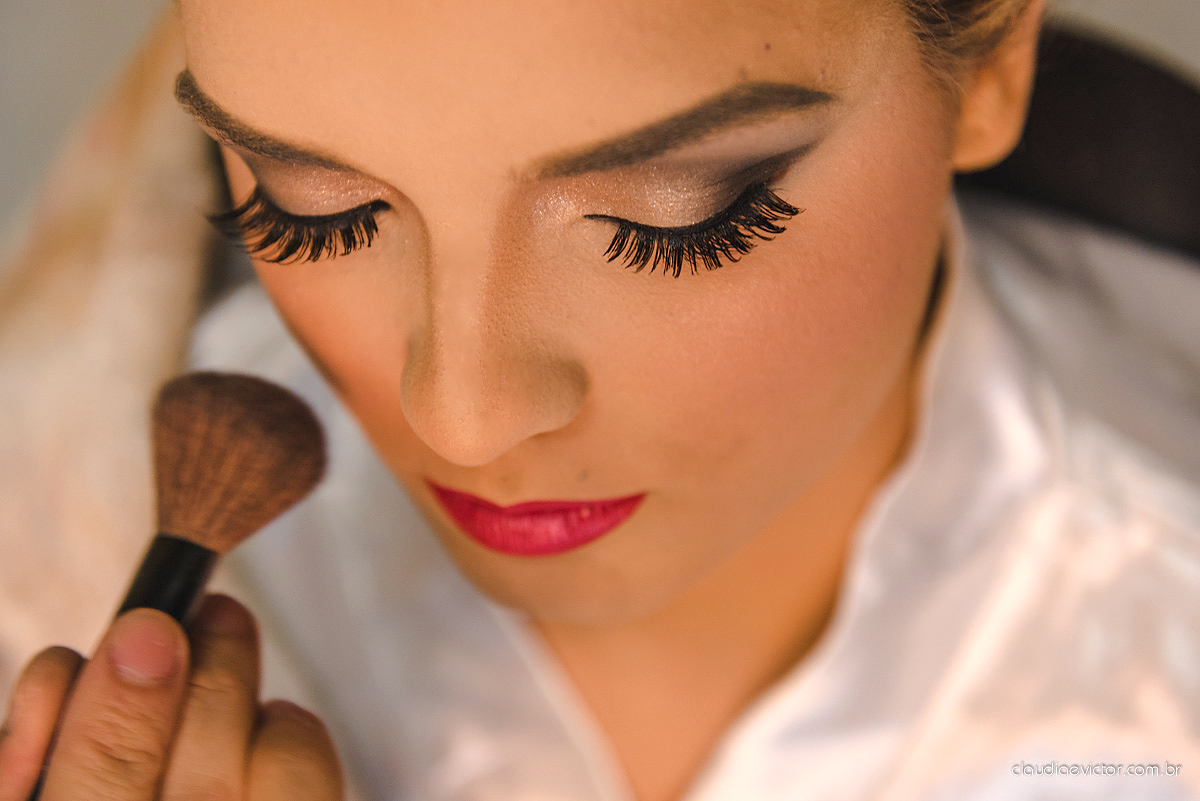 Lindo casamento realizado na serra por fotógrafos de casamento de vila velha fotógrafos de casamento de Vitória fotógrafos de casamento de Serra Espirito Santo ES com noivo e noiva e vestido de noiva e paisagem com por do sol