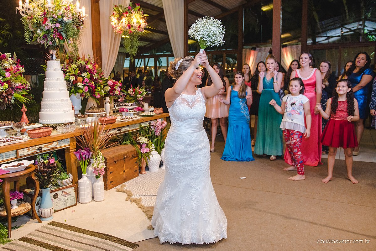Lindo casamento realizado na serra por fotógrafos de casamento de vila velha fotógrafos de casamento de Vitória fotógrafos de casamento de Serra Espirito Santo ES com noivo e noiva e vestido de noiva e paisagem com por do sol