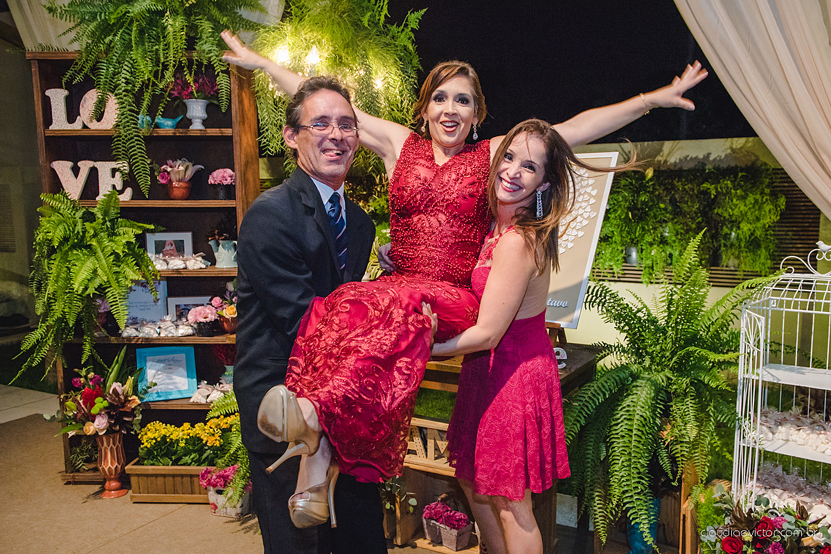 Lindo casamento realizado na serra por fotógrafos de casamento de vila velha fotógrafos de casamento de Vitória fotógrafos de casamento de Serra Espirito Santo ES com noivo e noiva e vestido de noiva e paisagem com por do sol