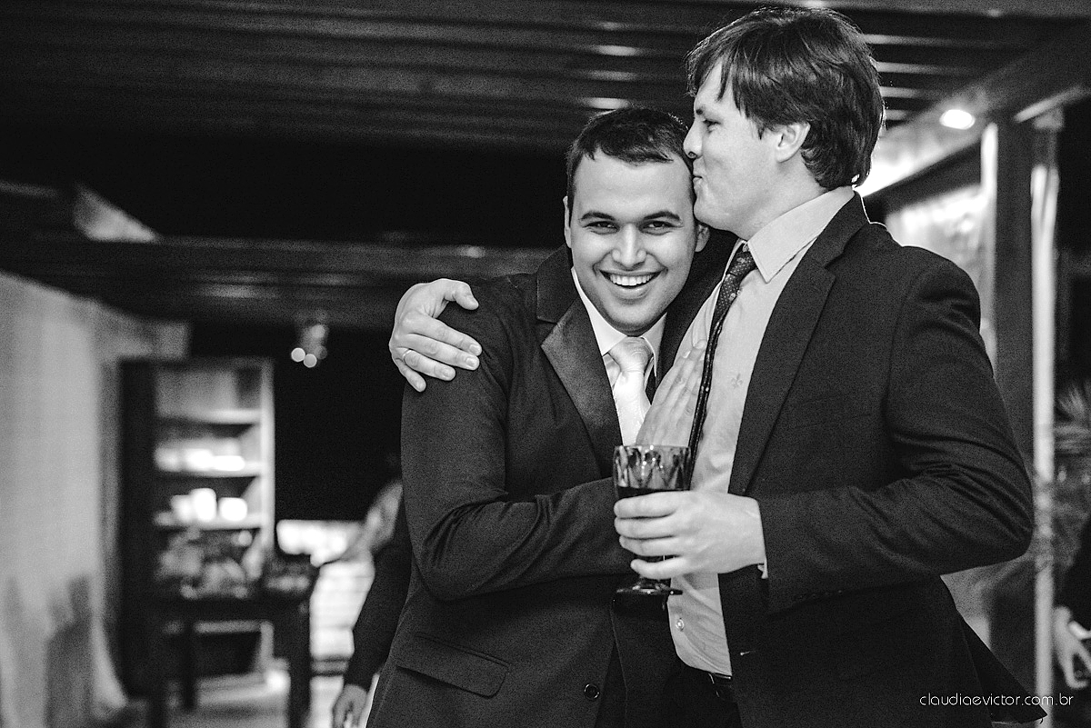 Lindo casamento realizado na serra por fotógrafos de casamento de vila velha fotógrafos de casamento de Vitória fotógrafos de casamento de Serra Espirito Santo ES com noivo e noiva e vestido de noiva e paisagem com por do sol