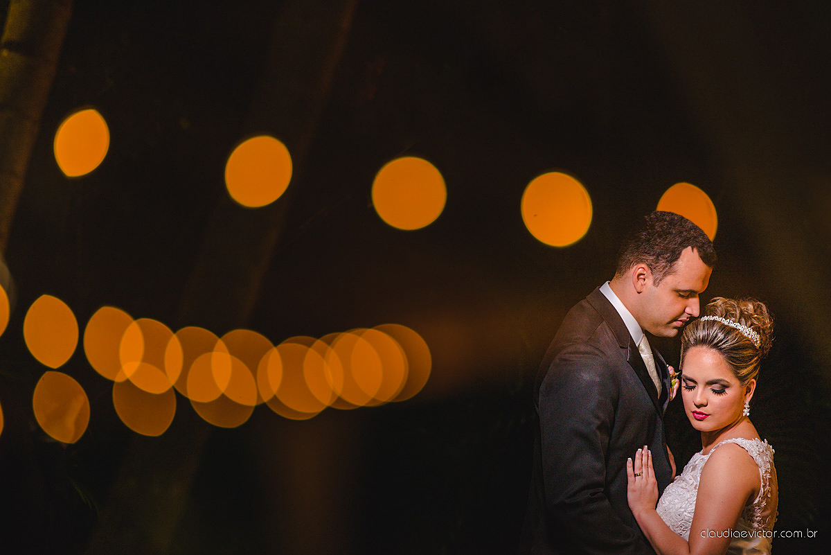 Lindo casamento realizado na serra por fotógrafos de casamento de vila velha fotógrafos de casamento de Vitória fotógrafos de casamento de Serra Espirito Santo ES com noivo e noiva e vestido de noiva e paisagem com por do sol