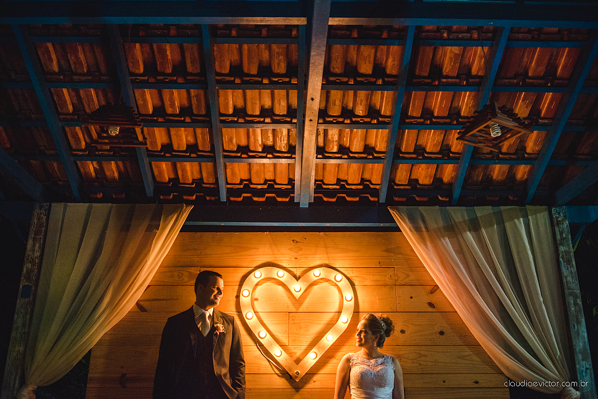 Lindo casamento realizado na serra por fotógrafos de casamento de vila velha fotógrafos de casamento de Vitória fotógrafos de casamento de Serra Espirito Santo ES com noivo e noiva e vestido de noiva e paisagem com por do sol