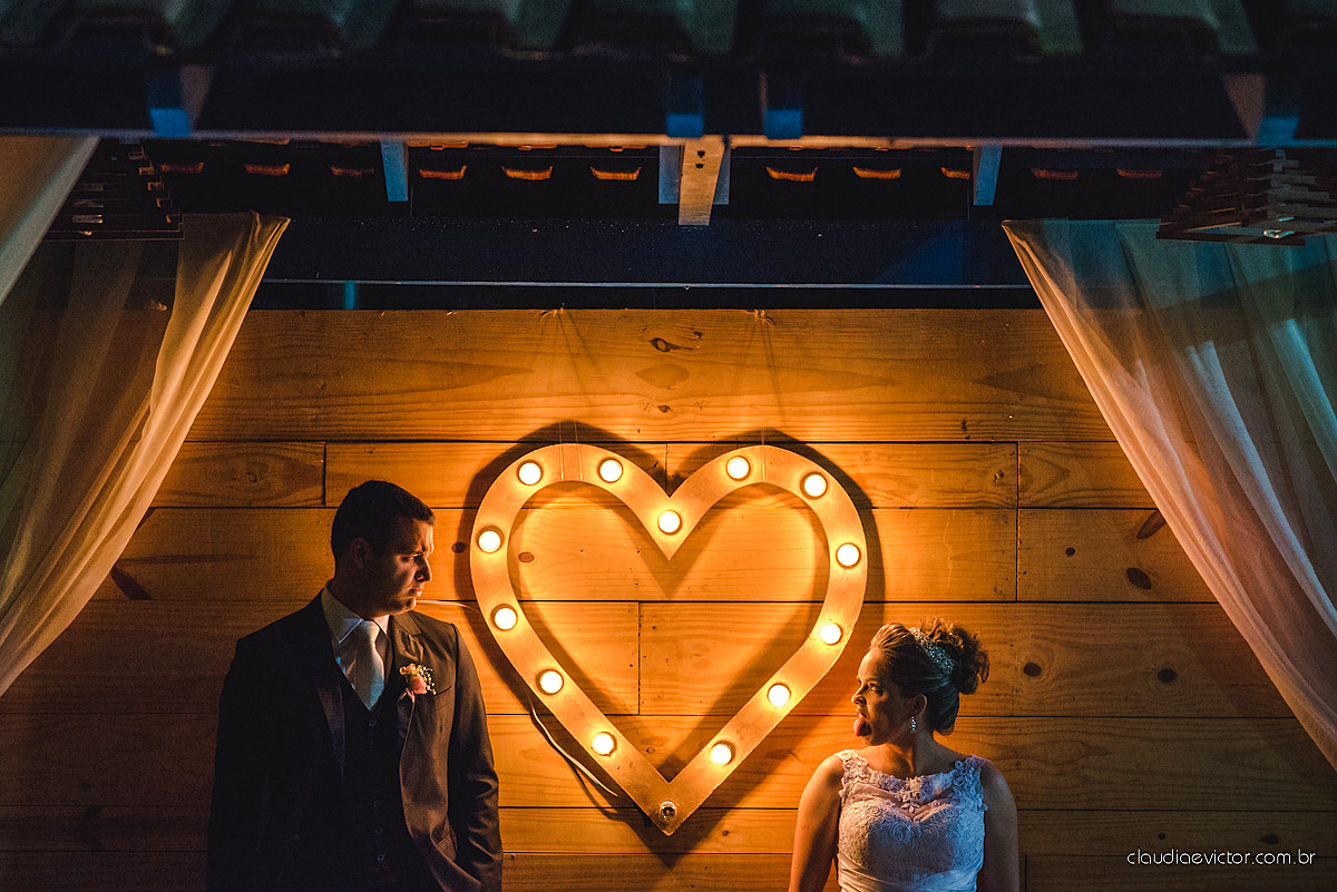 Lindo casamento realizado na serra por fotógrafos de casamento de vila velha fotógrafos de casamento de Vitória fotógrafos de casamento de Serra Espirito Santo ES com noivo e noiva e vestido de noiva e paisagem com por do sol