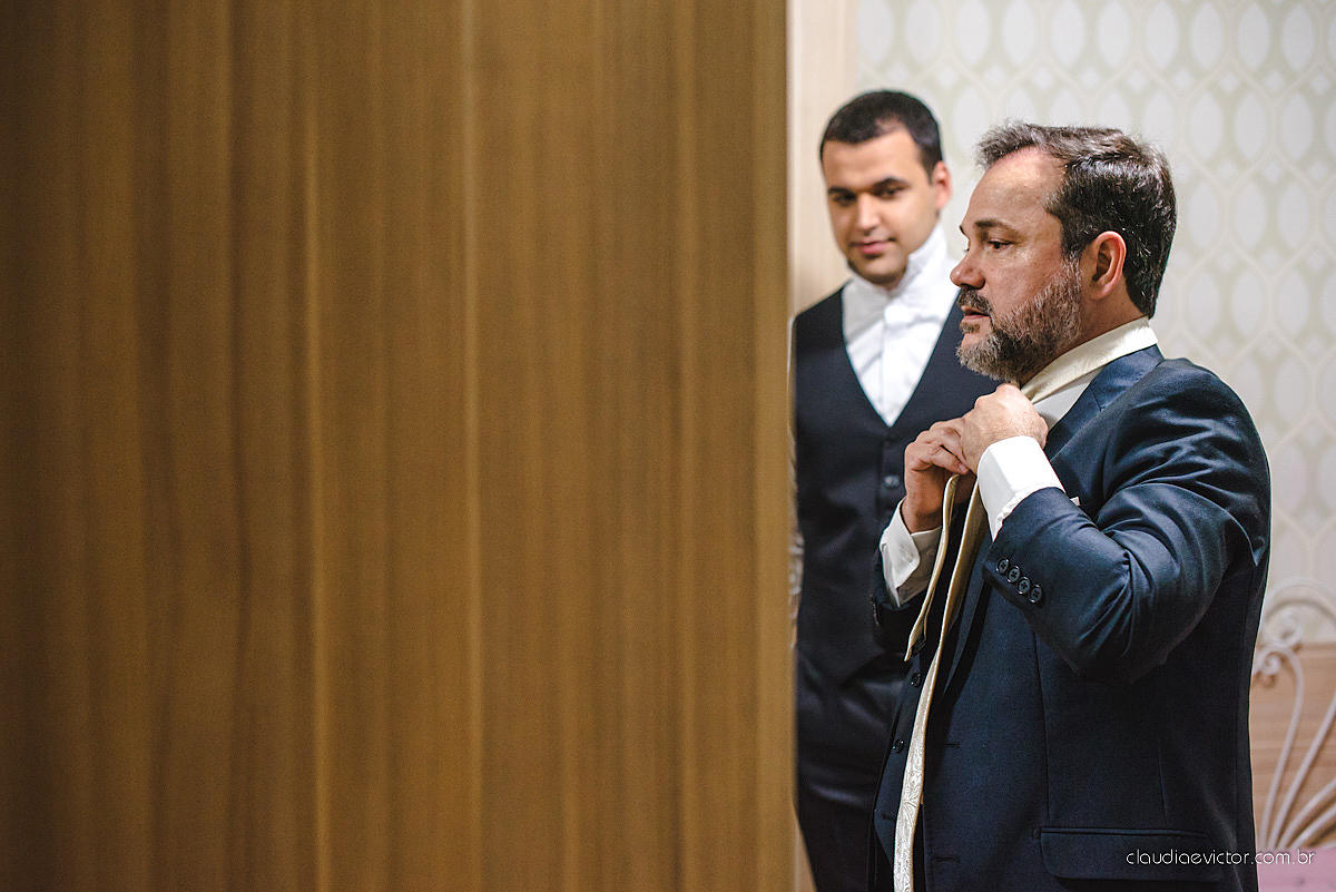 Lindo casamento realizado na serra por fotógrafos de casamento de vila velha fotógrafos de casamento de Vitória fotógrafos de casamento de Serra Espirito Santo ES com noivo e noiva e vestido de noiva e paisagem com por do sol