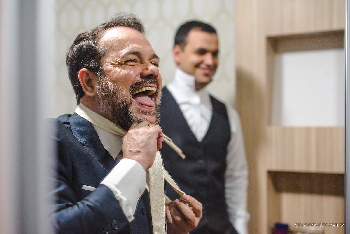 Lindo casamento realizado na serra por fotógrafos de casamento de vila velha fotógrafos de casamento de Vitória fotógrafos de casamento de Serra Espirito Santo ES com noivo e noiva e vestido de noiva e paisagem com por do sol