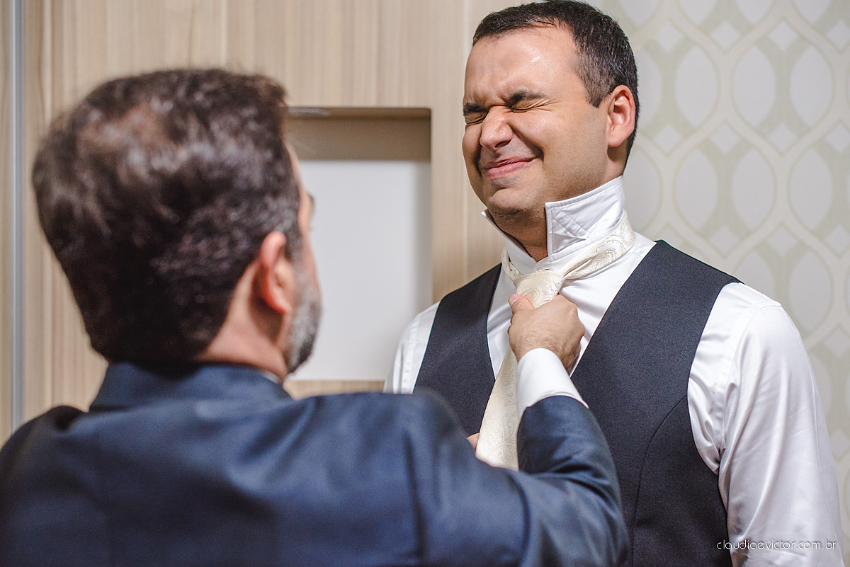Lindo casamento realizado na serra por fotógrafos de casamento de vila velha fotógrafos de casamento de Vitória fotógrafos de casamento de Serra Espirito Santo ES com noivo e noiva e vestido de noiva e paisagem com por do sol