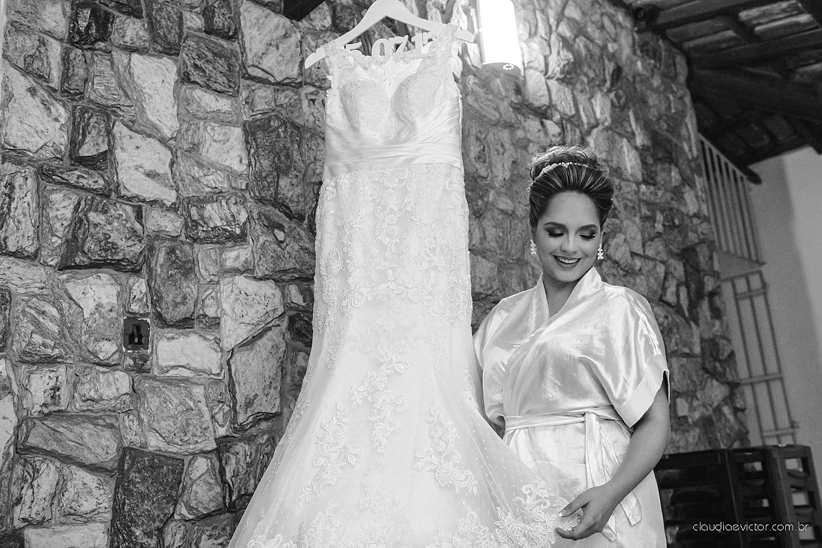 Lindo casamento realizado na serra por fotógrafos de casamento de vila velha fotógrafos de casamento de Vitória fotógrafos de casamento de Serra Espirito Santo ES com noivo e noiva e vestido de noiva e paisagem com por do sol