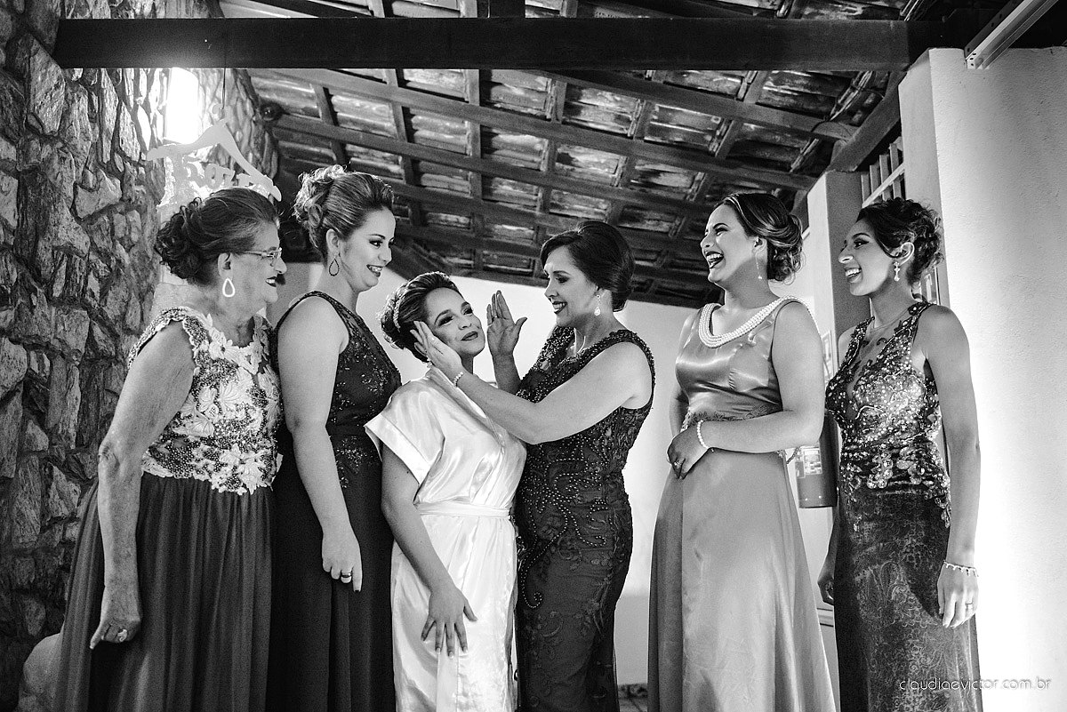 Lindo casamento realizado na serra por fotógrafos de casamento de vila velha fotógrafos de casamento de Vitória fotógrafos de casamento de Serra Espirito Santo ES com noivo e noiva e vestido de noiva e paisagem com por do sol