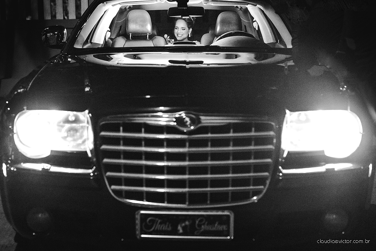 Lindo casamento realizado na serra por fotógrafos de casamento de vila velha fotógrafos de casamento de Vitória fotógrafos de casamento de Serra Espirito Santo ES com noivo e noiva e vestido de noiva e paisagem com por do sol