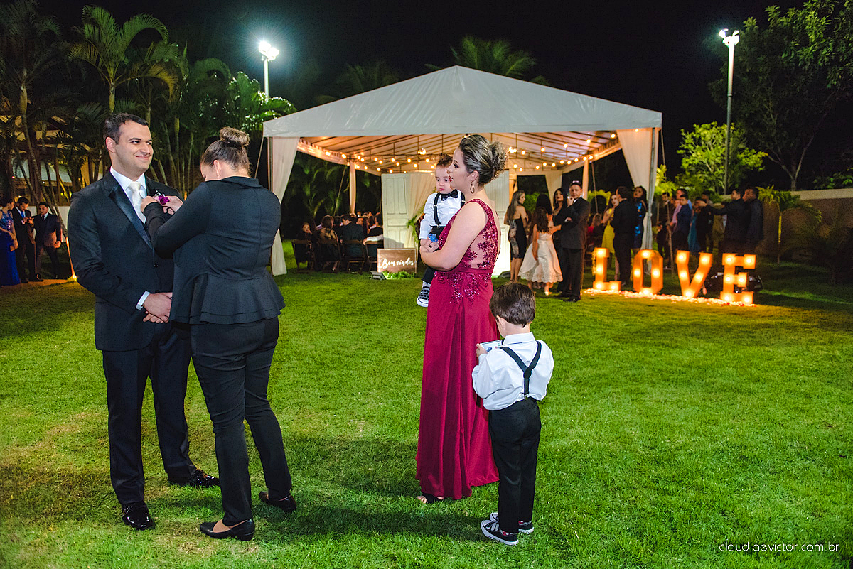 Lindo casamento realizado na serra por fotógrafos de casamento de vila velha fotógrafos de casamento de Vitória fotógrafos de casamento de Serra Espirito Santo ES com noivo e noiva e vestido de noiva e paisagem com por do sol