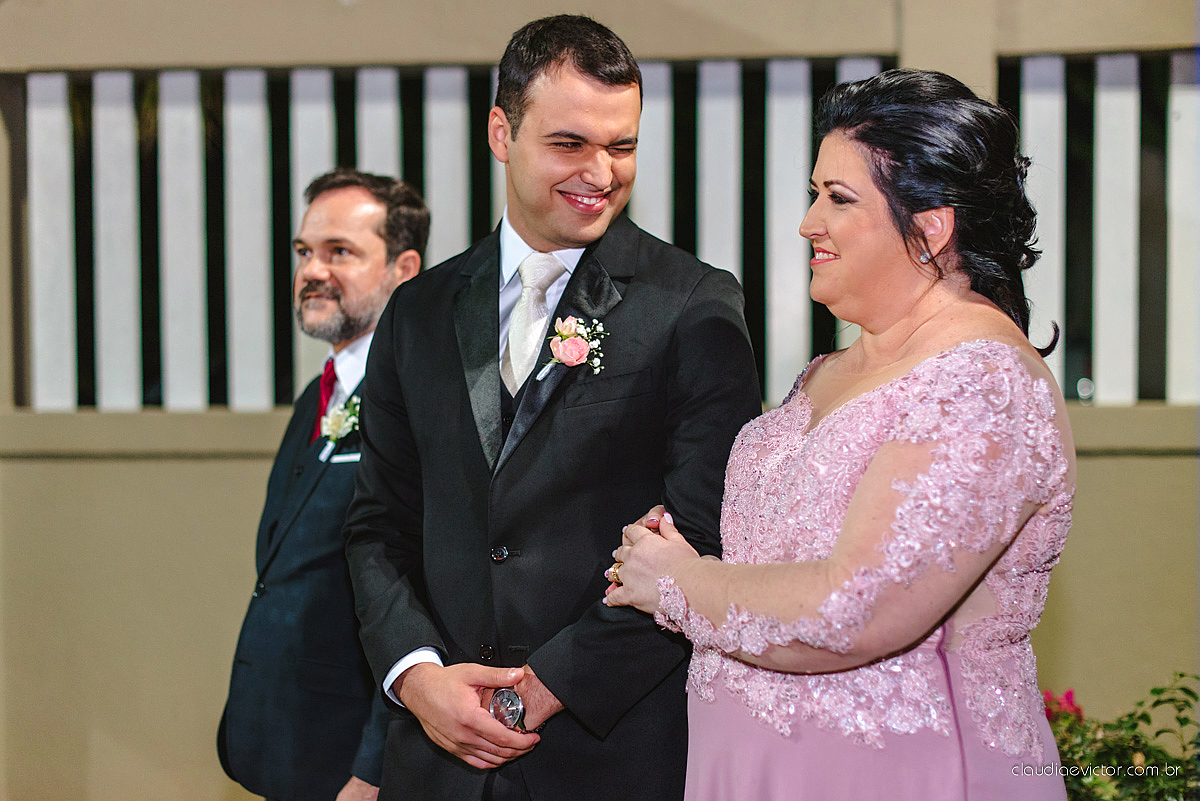 Lindo casamento realizado na serra por fotógrafos de casamento de vila velha fotógrafos de casamento de Vitória fotógrafos de casamento de Serra Espirito Santo ES com noivo e noiva e vestido de noiva e paisagem com por do sol