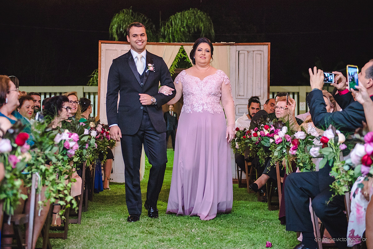 Lindo casamento realizado na serra por fotógrafos de casamento de vila velha fotógrafos de casamento de Vitória fotógrafos de casamento de Serra Espirito Santo ES com noivo e noiva e vestido de noiva e paisagem com por do sol