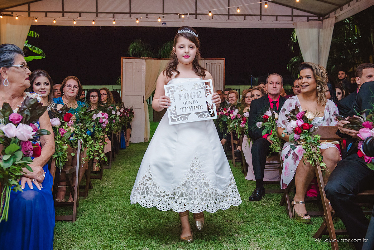 Lindo casamento realizado na serra por fotógrafos de casamento de vila velha fotógrafos de casamento de Vitória fotógrafos de casamento de Serra Espirito Santo ES com noivo e noiva e vestido de noiva e paisagem com por do sol