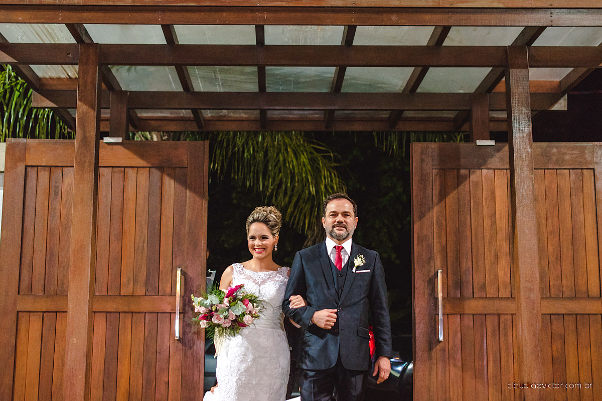 Lindo casamento realizado na serra por fotógrafos de casamento de vila velha fotógrafos de casamento de Vitória fotógrafos de casamento de Serra Espirito Santo ES com noivo e noiva e vestido de noiva e paisagem com por do sol