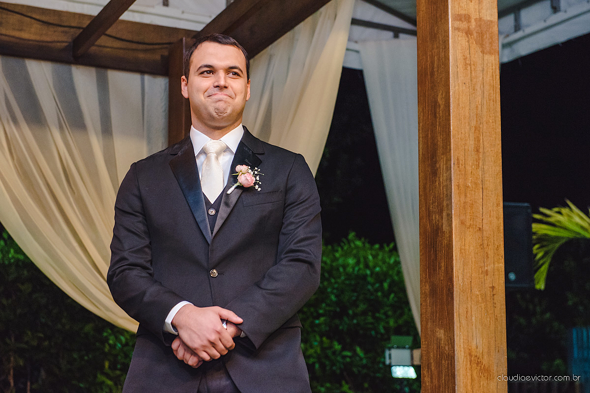 Lindo casamento realizado na serra por fotógrafos de casamento de vila velha fotógrafos de casamento de Vitória fotógrafos de casamento de Serra Espirito Santo ES com noivo e noiva e vestido de noiva e paisagem com por do sol