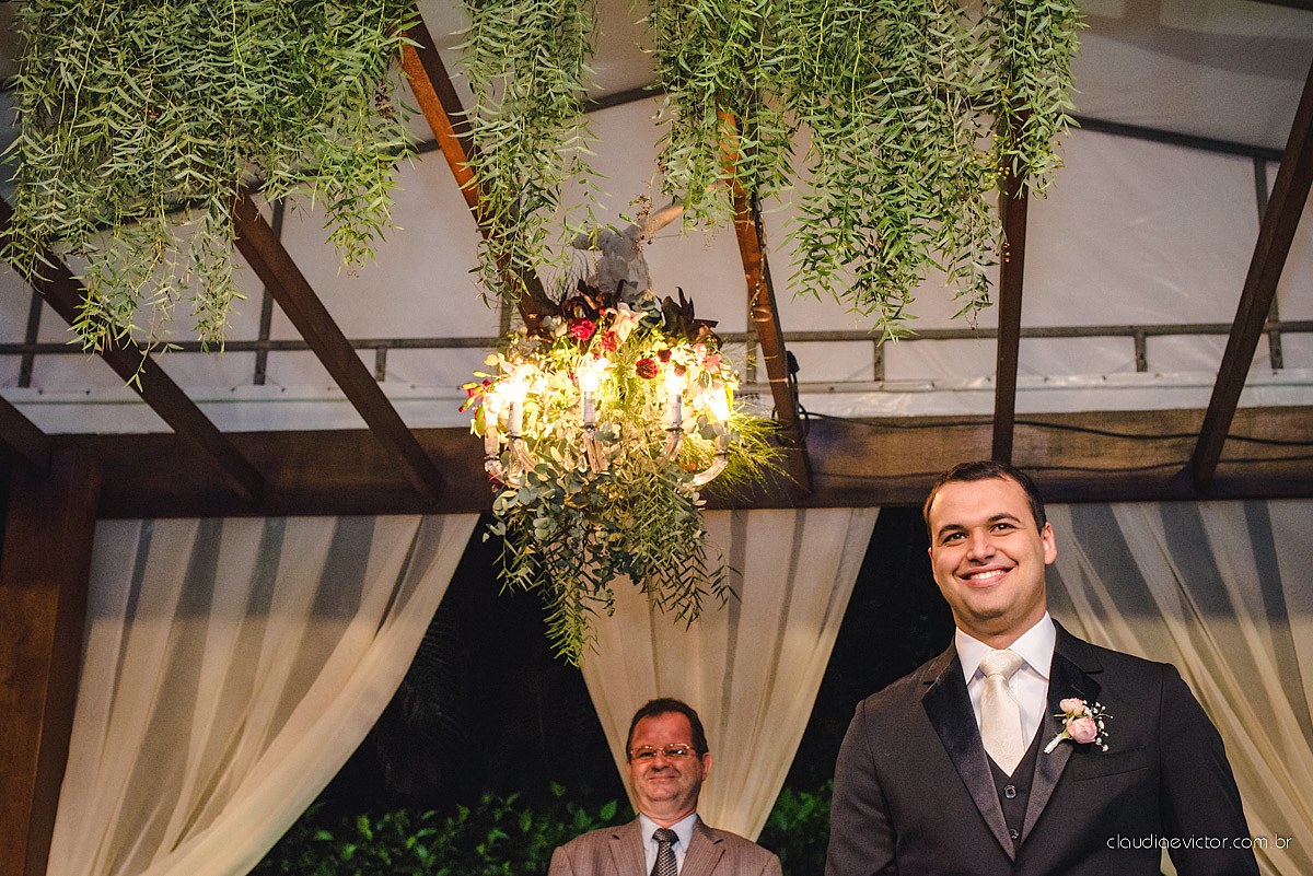 Lindo casamento realizado na serra por fotógrafos de casamento de vila velha fotógrafos de casamento de Vitória fotógrafos de casamento de Serra Espirito Santo ES com noivo e noiva e vestido de noiva e paisagem com por do sol