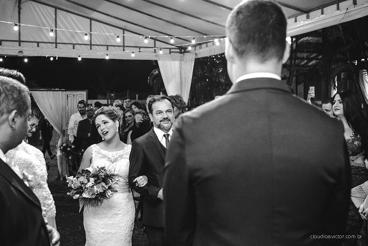 Lindo casamento realizado na serra por fotógrafos de casamento de vila velha fotógrafos de casamento de Vitória fotógrafos de casamento de Serra Espirito Santo ES com noivo e noiva e vestido de noiva e paisagem com por do sol