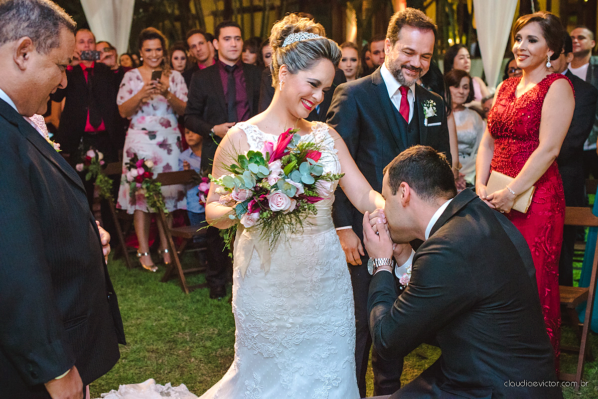Lindo casamento realizado na serra por fotógrafos de casamento de vila velha fotógrafos de casamento de Vitória fotógrafos de casamento de Serra Espirito Santo ES com noivo e noiva e vestido de noiva e paisagem com por do sol