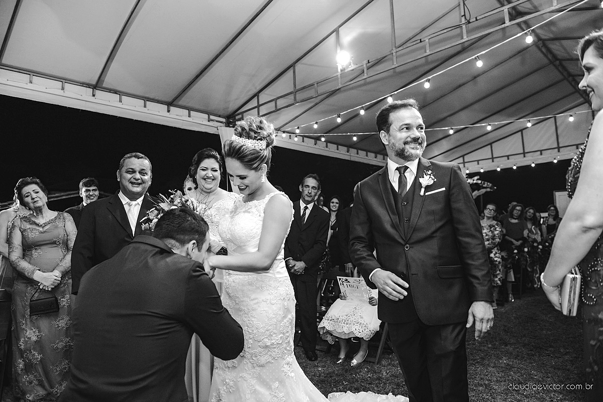 Lindo casamento realizado na serra por fotógrafos de casamento de vila velha fotógrafos de casamento de Vitória fotógrafos de casamento de Serra Espirito Santo ES com noivo e noiva e vestido de noiva e paisagem com por do sol