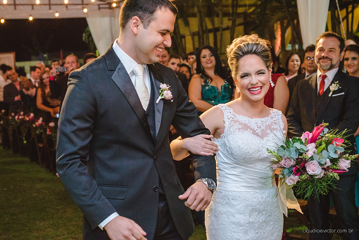 Lindo casamento realizado na serra por fotógrafos de casamento de vila velha fotógrafos de casamento de Vitória fotógrafos de casamento de Serra Espirito Santo ES com noivo e noiva e vestido de noiva e paisagem com por do sol